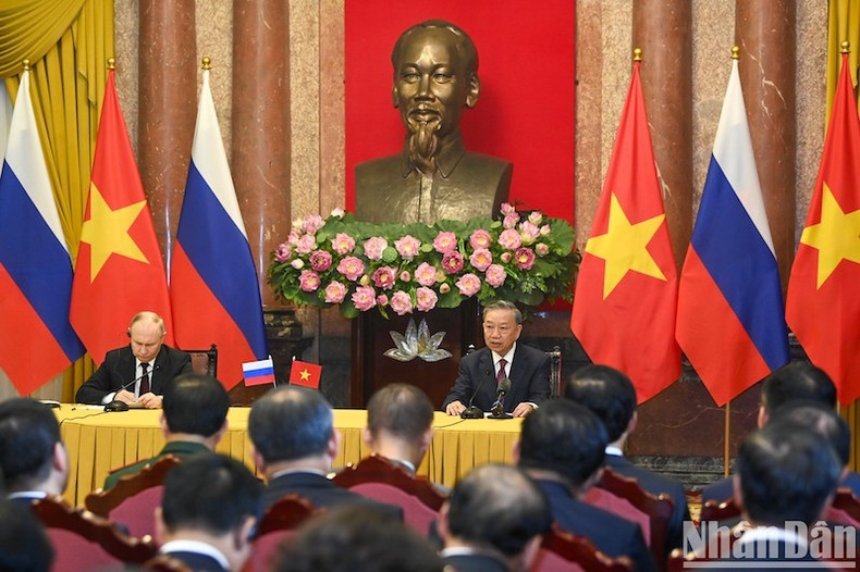 Общий вид пресс-конференции. Общий вид пресс-конференции.