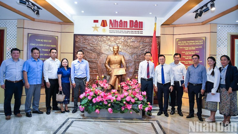 Руководители газеты «Нянзан» и рабочая делегация газеты «Pasaxon» посещают Зал традиций газеты «Нянзан». Фото: Тхань Дат Руководители газеты «Нянзан» и рабочая делегация газеты «Pasaxon» посещают Зал традиций газеты «Нянзан». Фото: Тхань Дат