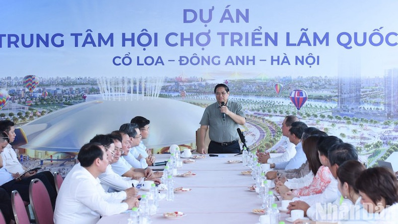 Премьер-министр Фам Минь Тьинь выступает на встрече с руководителями министерств, ведомств, города Ханоя и инвестором по вопросу хода реализации проекта. Фото: Чан Хай