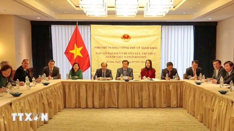 Вице-премьер Ле Минь Кхай на встрече с представителями вьетнамской интеллигенци. Фото: ВИА Вице-премьер Ле Минь Кхай на встрече с представителями вьетнамской интеллигенци. Фото: ВИА