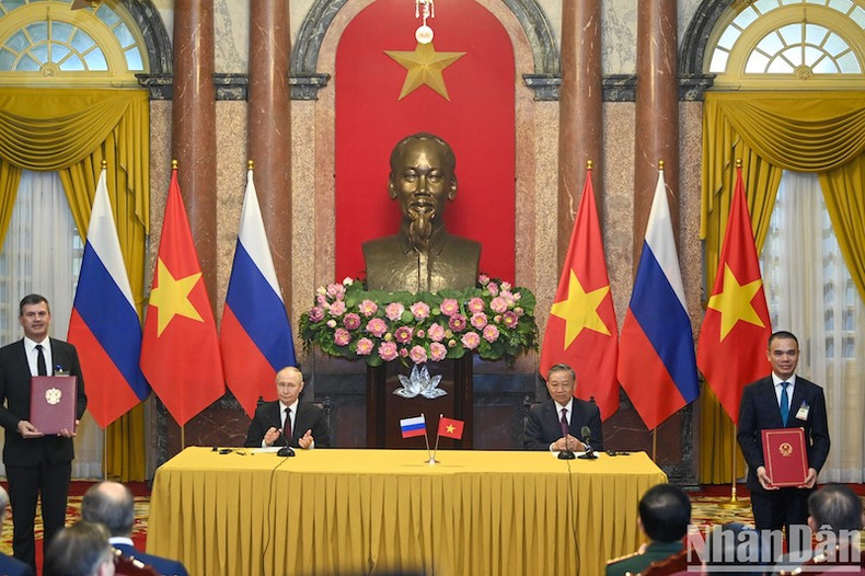 Церемония обмена документами соглашения о сотрудничестве между Ханойским университетом и РАНХиГС. Церемония обмена документами соглашения о сотрудничестве между Ханойским университетом и РАНХиГС.