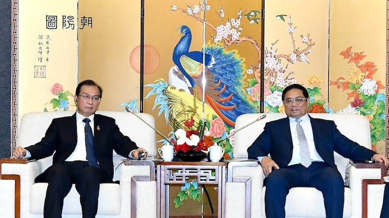 Премьер-министр Фам Минь Тьинь и Предсадетель корпорации Хуадянь Цзян И. Фото: Тхань Жанг Премьер-министр Фам Минь Тьинь и Предсадетель корпорации Хуадянь Цзян И. Фото: Тхань Жанг