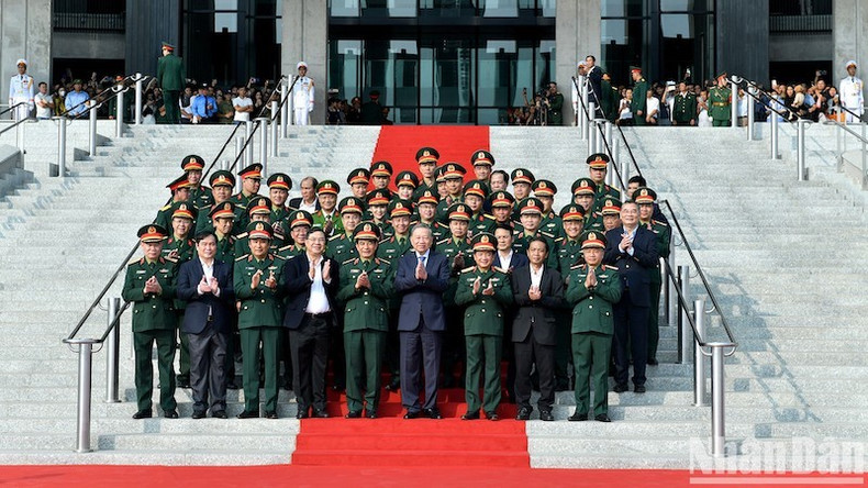 Генеральный секретарь ЦК КПВ, руководители Министерства обороны и сотрудники музея. Генеральный секретарь ЦК КПВ, руководители Министерства обороны и сотрудники музея.