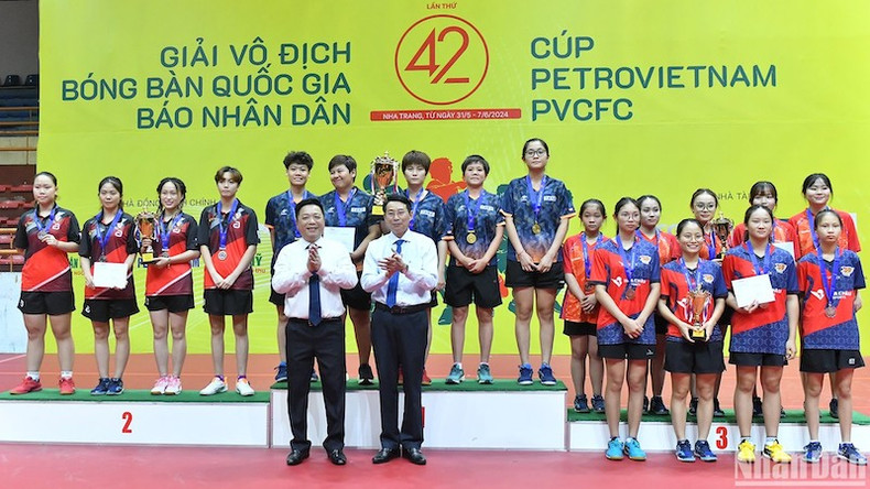 Церемония вручения медалей и кубков победителям в женской командной категории. Церемония вручения медалей и кубков победителям в женской командной категории.