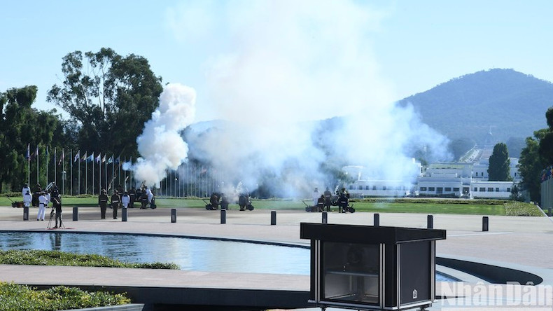 В честь Премьер-министра Вьетнама был дан артиллерийский салют из 19 залпов. Фото: Тхань Жанг В честь Премьер-министра Вьетнама был дан артиллерийский салют из 19 залпов. Фото: Тхань Жанг
