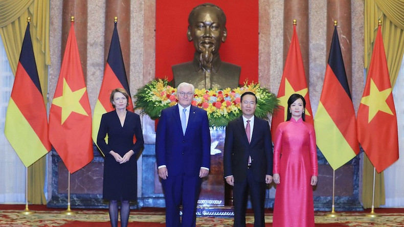 Президент Во Ван Тхыонг с супругой и Президент Германии Франк-Вальтер Штайнмайер с супргуой. Фото: ВИА Президент Во Ван Тхыонг с супругой и Президент Германии Франк-Вальтер Штайнмайер с супргуой. Фото: ВИА
