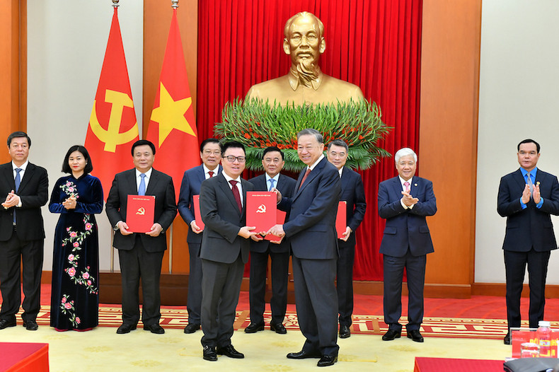 Генеральный секретарь ЦК КПВ То Лам вручает Решение Политбюро о функциях, задачах и организационной структуре газеты «Нянзан» ее Главному редактороу Ле Куок Миню. Фото: Данг Кхоа Генеральный секретарь ЦК КПВ То Лам вручает Решение Политбюро о функциях, задачах и организационной структуре газеты «Нянзан» ее Главному редактороу Ле Куок Миню. Фото: Данг Кхоа