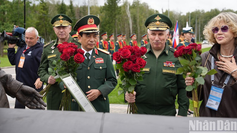 Церемония возложения цветов к памятнику. Фото: Суан Хынг Церемония возложения цветов к памятнику. Фото: Суан Хынг