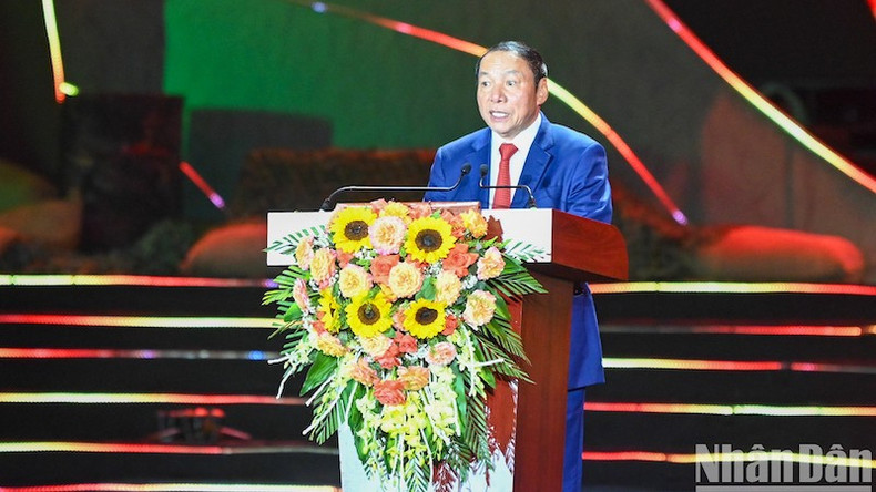 Министр культуры, спорта и туризма Нгуен Ван Хунг выступает на программе. Министр культуры, спорта и туризма Нгуен Ван Хунг выступает на программе.