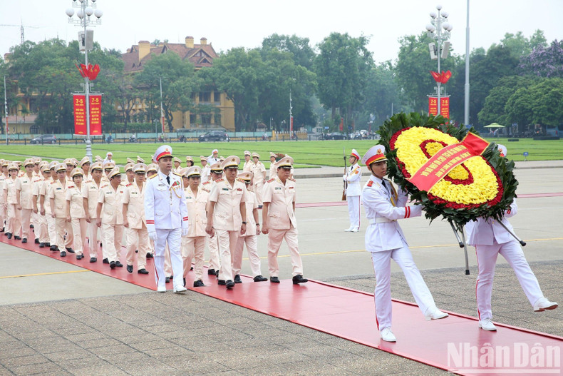 Делегация Центрального парткома Сил общественной безопасности, Министерства общественной безопасности. Делегация Центрального парткома Сил общественной безопасности, Министерства общественной безопасности.