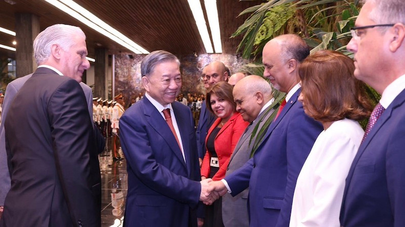 Генеральный секретарь ЦК КПВ, Президент То Лам встречается с членами кубинской высокопоставленной делегации. Фото: ВИА Генеральный секретарь ЦК КПВ, Президент То Лам встречается с членами кубинской высокопоставленной делегации. Фото: ВИА