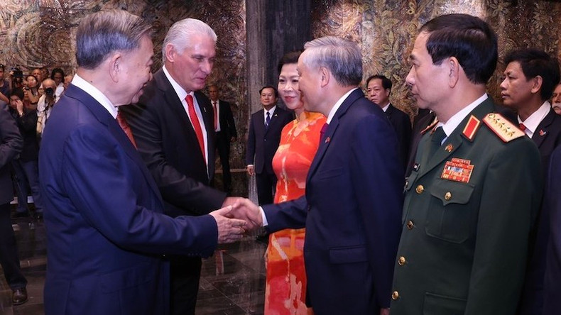 Генеральный секретарь ЦК КПВ, Президент То Лам представляет Первому секретарю КПК, Президенту Кубы Мигелю Диасу-Канелю Бермудесу членов вьетнамской высокопоставленной делегации. Фото: ВИА Генеральный секретарь ЦК КПВ, Президент То Лам представляет Первому секретарю КПК, Президенту Кубы Мигелю Диасу-Канелю Бермудесу членов вьетнамской высокопоставленной делегации. Фото: ВИА