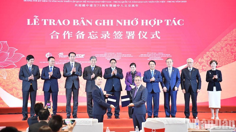 Церемония обмена меморандумами о сотрудничестве. Фото: VGP Церемония обмена меморандумами о сотрудничестве. Фото: VGP