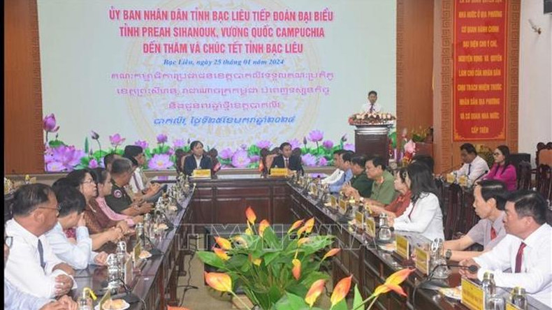 Руководители Народного комитета провинции Баклиеу принимает делегацию провинции Прэасианук. Фото: ВИА