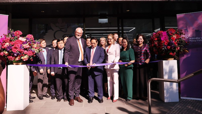 Премьер-министр Фам Минь Тьинь разрезает ленту в знак открытия Австралийско-вьетнамского института политики. Фото: VGP Премьер-министр Фам Минь Тьинь разрезает ленту в знак открытия Австралийско-вьетнамского института политики. Фото: VGP