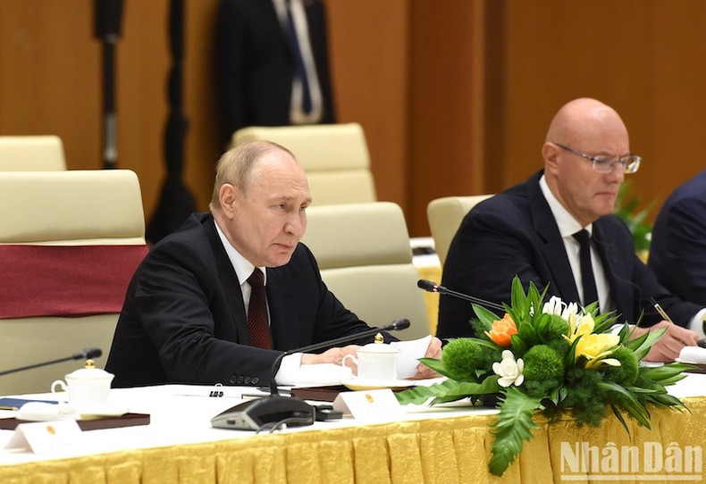 Президент России Владимир Путин выступает на встрече. Президент России Владимир Путин выступает на встрече.