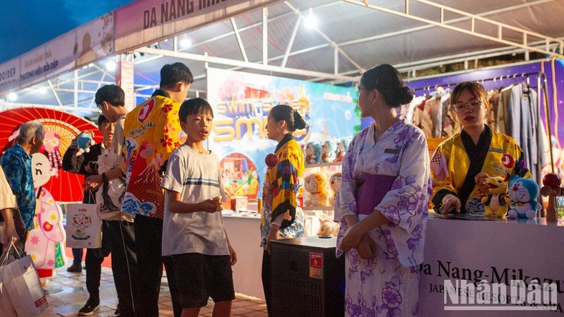 Фестиваль также является мероприятием по культурному обмену. Фестиваль также является мероприятием по культурному обмену.