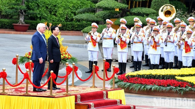 Исполняются государственные гимны. Фото: Данг Кхоа Исполняются государственные гимны. Фото: Данг Кхоа