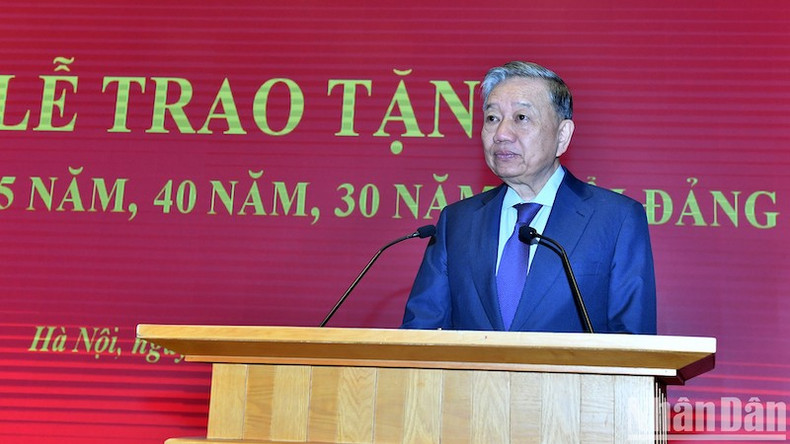 Генеральный секретарь ЦК КПВ То Лам выступает на церемонии. Генеральный секретарь ЦК КПВ То Лам выступает на церемонии.