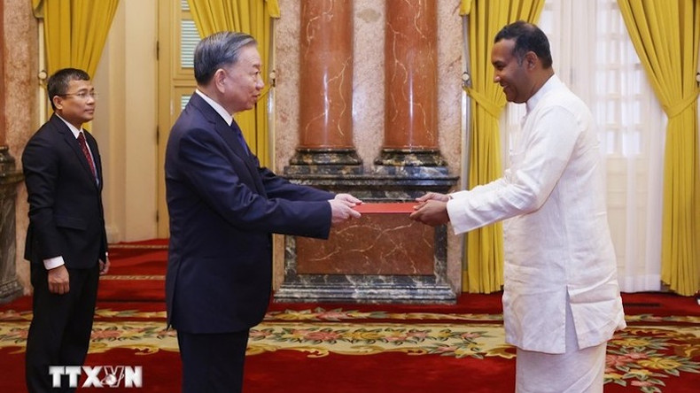 Посол Шри-Ланки Пошита Перера вручает верительные грамоты Генеральному секретарю ЦК КПВ, Президенту То Ламу. Фото: ВИА Посол Шри-Ланки Пошита Перера вручает верительные грамоты Генеральному секретарю ЦК КПВ, Президенту То Ламу. Фото: ВИА