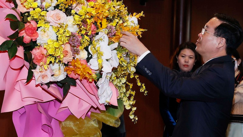 Президент Во Ван Тхыонг возлагает цветы в память о Генеральном секретаре ЦК КПВ Ле Хонг Фонге. Фото: ВИА Президент Во Ван Тхыонг возлагает цветы в память о Генеральном секретаре ЦК КПВ Ле Хонг Фонге. Фото: ВИА