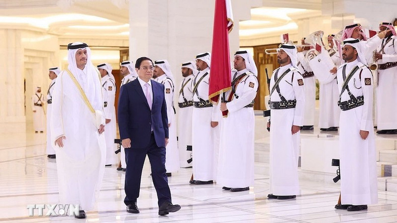 Премьер-министр Фам Минь Тьинь и Премьер-министр Катара шейх Мухаммед бен Абдель Рахман бен Джасим Аль Тани обходят строй почетного караула. Фото: ВИА Премьер-министр Фам Минь Тьинь и Премьер-министр Катара шейх Мухаммед бен Абдель Рахман бен Джасим Аль Тани обходят строй почетного караула. Фото: ВИА