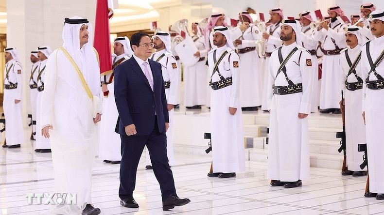 Премьер-министр Фам Минь Тьинь и Премьер-министр Катара шейх Мухаммед бен Абдель Рахман бен Джасим Аль Тани обходят строй почетного караула. Фото: ВИА Премьер-министр Фам Минь Тьинь и Премьер-министр Катара шейх Мухаммед бен Абдель Рахман бен Джасим Аль Тани обходят строй почетного караула. Фото: ВИА