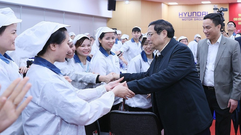 Премьер-министр Фам Минь Тьинь встречается с рабочими в провинции Хайзыонг. Фото: ВИА Премьер-министр Фам Минь Тьинь встречается с рабочими в провинции Хайзыонг. Фото: ВИА