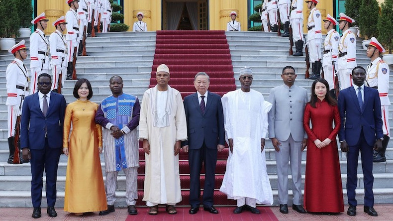 Генеральный секретарь ЦК КПВ, Президент То Лам и Послы по совместительству. Фото: ВИА Генеральный секретарь ЦК КПВ, Президент То Лам и Послы по совместительству. Фото: ВИА