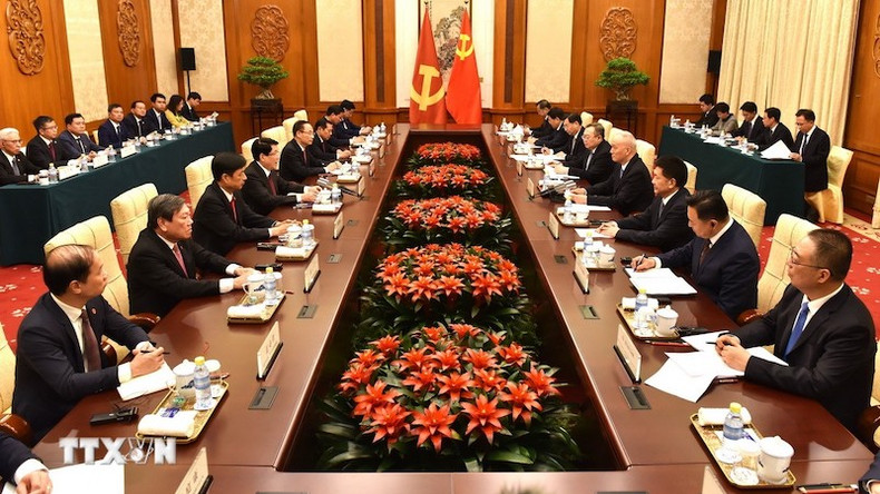 Общий вид переговоров между товарищем Лыонг Кыонгом и товарищем Цай Ци. Фото: ВИА