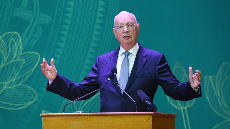 Профессор Клаус Шваб выступает на мероприятии. Фото: Чан Хай