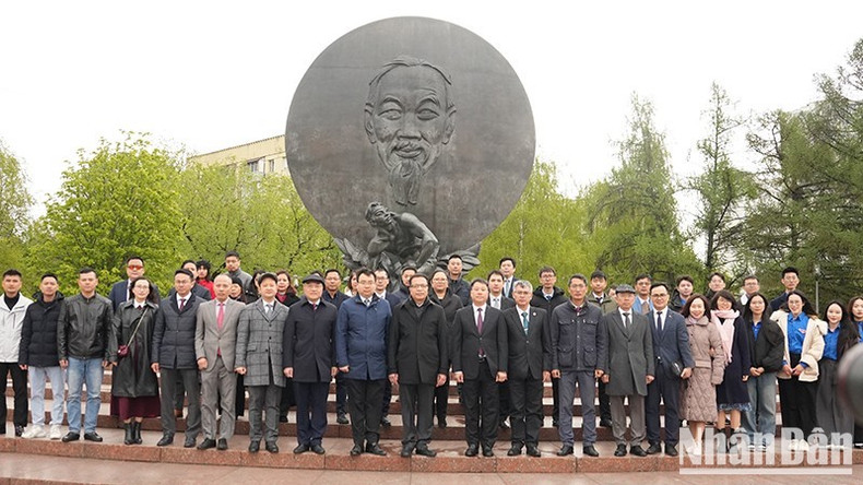 Делегация возлогает цветы к памятнику Хо Ши Мину в Москве.