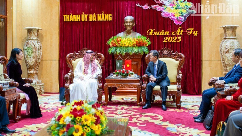 Секретарь парткома города Дананг Нгуен Ван Куанг принимает Посла Саудовской Аравии. Секретарь парткома города Дананг Нгуен Ван Куанг принимает Посла Саудовской Аравии.