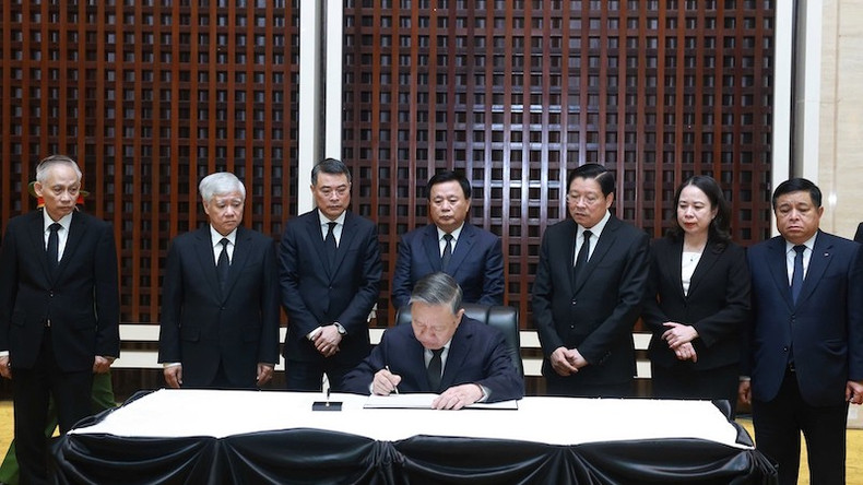 Генеральный секретарь ЦК КПВ То Лам оставляет запись в траурной книге. Фото: ВИА Генеральный секретарь ЦК КПВ То Лам оставляет запись в траурной книге. Фото: ВИА
