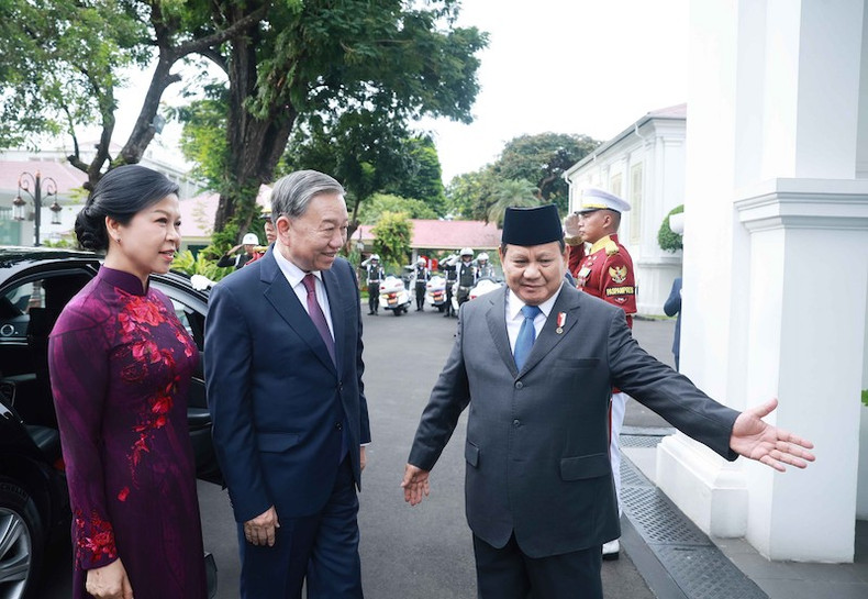 Церемония встречи Генерального секретаря ЦК КПВ То Лама с супругой в президентском дворце. Фото: ВИА Церемония встречи Генерального секретаря ЦК КПВ То Лама с супругой в президентском дворце. Фото: ВИА