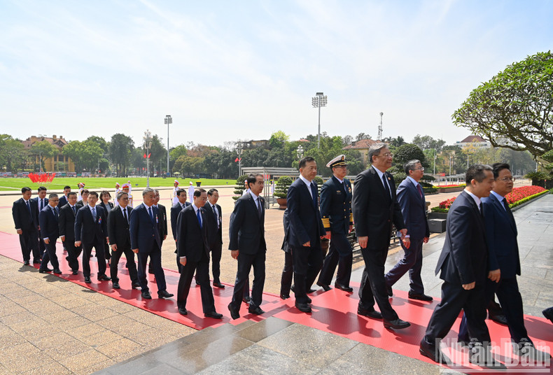 Делегаты входят в Мавзолей Хо Ши Мина. Делегаты входят в Мавзолей Хо Ши Мина.