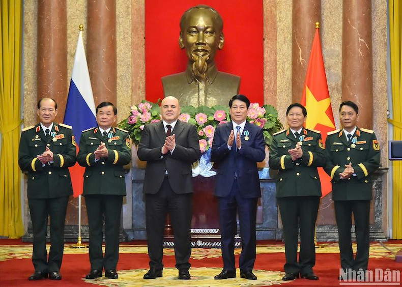 Председатель Правительства России вручает ордена Дружбы России Президенту Лыонг Кыонгу, действующим и бывшим руководителям Министерства обороны Вьетнама и Вьетнамско-российского тропического центра. Фото: Тхюи Нгуен Председатель Правительства России вручает ордена Дружбы России Президенту Лыонг Кыонгу, действующим и бывшим руководителям Министерства обороны Вьетнама и Вьетнамско-российского тропического центра. Фото: Тхюи Нгуен
