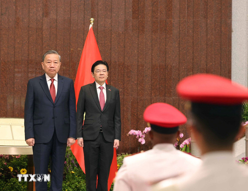 Генеральный секретарь ЦК КПВ То Лам и Премьер-министр Сингапура, Генеральный секретарь ПНД Лоуренс Вонг. Фото: ВИА Генеральный секретарь ЦК КПВ То Лам и Премьер-министр Сингапура, Генеральный секретарь ПНД Лоуренс Вонг. Фото: ВИА