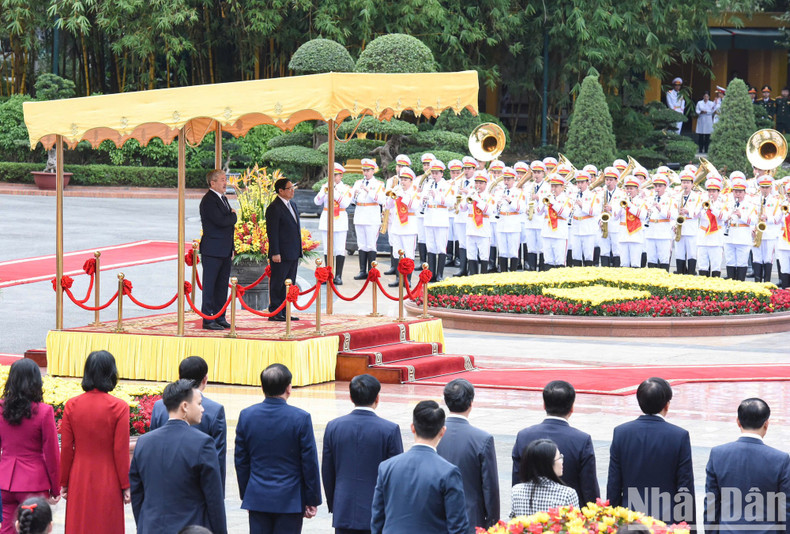 Премьер-министр Фам Минь Тьинь и Премьер-министр Кыргызстана Адылбек Касымалиев на церемонии поднятия государственных флагов. Фото: Чан Хай Премьер-министр Фам Минь Тьинь и Премьер-министр Кыргызстана Адылбек Касымалиев на церемонии поднятия государственных флагов. Фото: Чан Хай