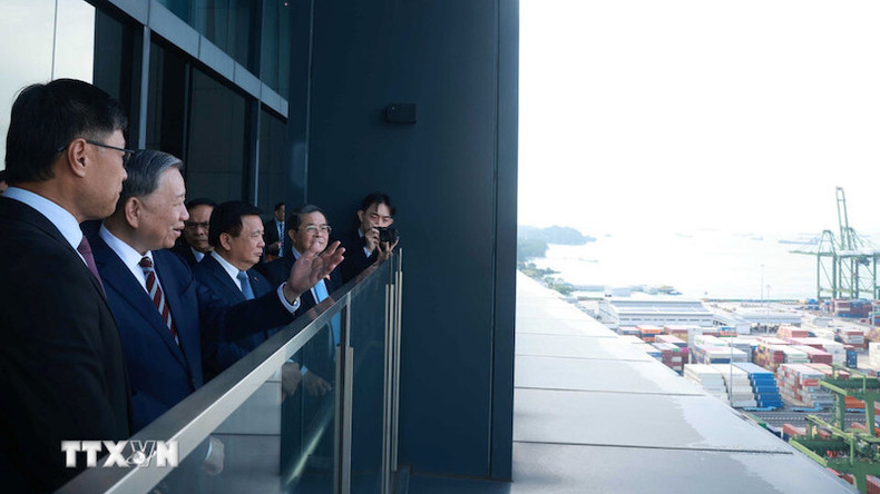 Генеральный секретарь ЦК КПВ посещает порт Паси Панджанг. Фото: ВИА Генеральный секретарь ЦК КПВ посещает порт Паси Панджанг. Фото: ВИА