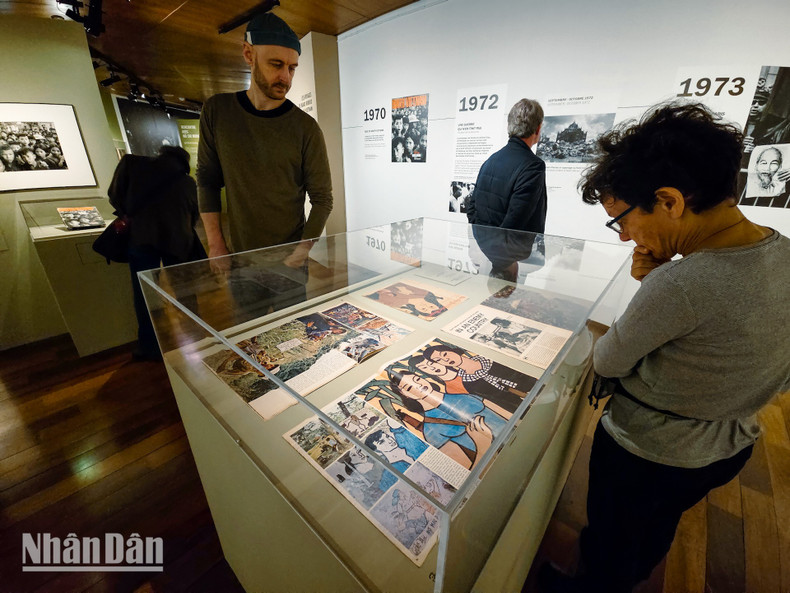 Посетители выставки имеют возможность узнать о повседневной жизни вьетнамцев в период 1966-1976 гг. Посетители выставки имеют возможность узнать о повседневной жизни вьетнамцев в период 1966-1976 гг.