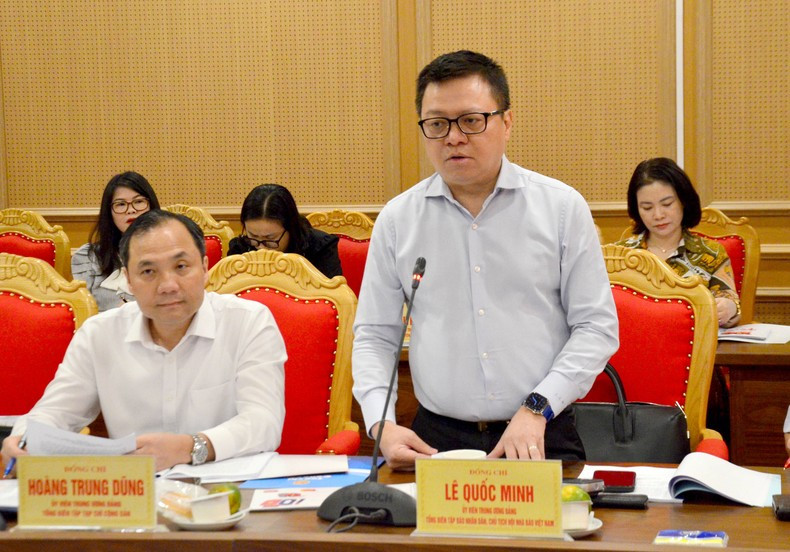 Главный редактор газеты «Нянзан» Ле Куок Минь выступает на встрече. Фото: Фам Кыонг Главный редактор газеты «Нянзан» Ле Куок Минь выступает на встрече. Фото: Фам Кыонг