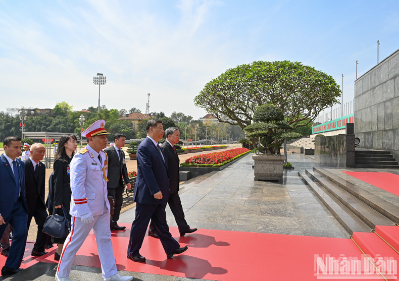 Генеральный секретарь ЦК КПВ То Лам, Генеральный секретарь ЦК КПК, Председатель Китая Си Цзиньпин входят в Мавзолей Хо Ши Мина. Генеральный секретарь ЦК КПВ То Лам, Генеральный секретарь ЦК КПК, Председатель Китая Си Цзиньпин входят в Мавзолей Хо Ши Мина.