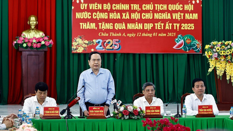 Председатель НС Чан Тхань Ман выступает на встрече с жителями уезда Тяутхань А. Фото: ВИА Председатель НС Чан Тхань Ман выступает на встрече с жителями уезда Тяутхань А. Фото: ВИА