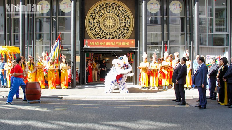 Церемония поминовения королей Хунгов во вьетнамском культурном центре во Франции.