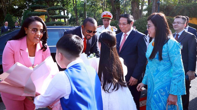 Дети Ханоя встречают Премьер-министра Эфиопии Абия Ахмеда Али с супругой. Фото: ВИА