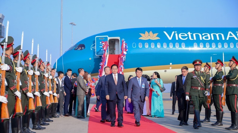 Церемония встречи Премьер-министра Фам Минь Тьиня в аэропорту. Фото: VGP Церемония встречи Премьер-министра Фам Минь Тьиня в аэропорту. Фото: VGP