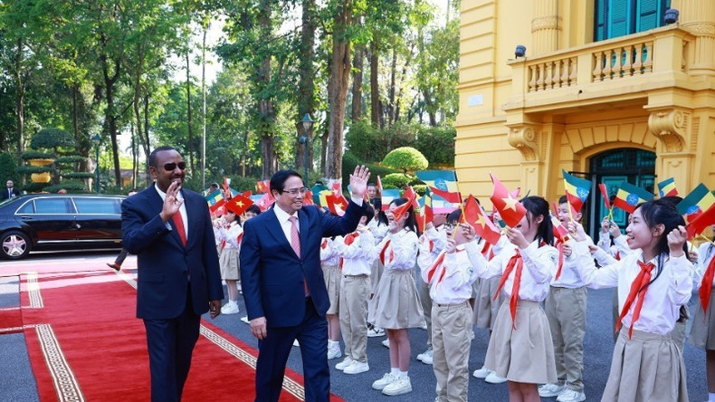 Дети Ханоя встречают Премьер-министра Эфиопии Абия Ахмеда Али с супругой. Фото: ВИА