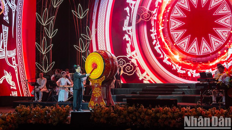 Президент Лыонг Кыонг бьет в барабан в знак открытия начала весны 2025 года. Президент Лыонг Кыонг бьет в барабан в знак открытия начала весны 2025 года.