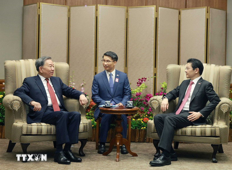 Генеральный секретарь ЦК КПВ То Лам и Премьер-министр Сингапура, Генеральный секретарь ПНД Лоуренс Вонг проводят встречу в узком составе. Фото: ВИА Генеральный секретарь ЦК КПВ То Лам и Премьер-министр Сингапура, Генеральный секретарь ПНД Лоуренс Вонг проводят встречу в узком составе. Фото: ВИА